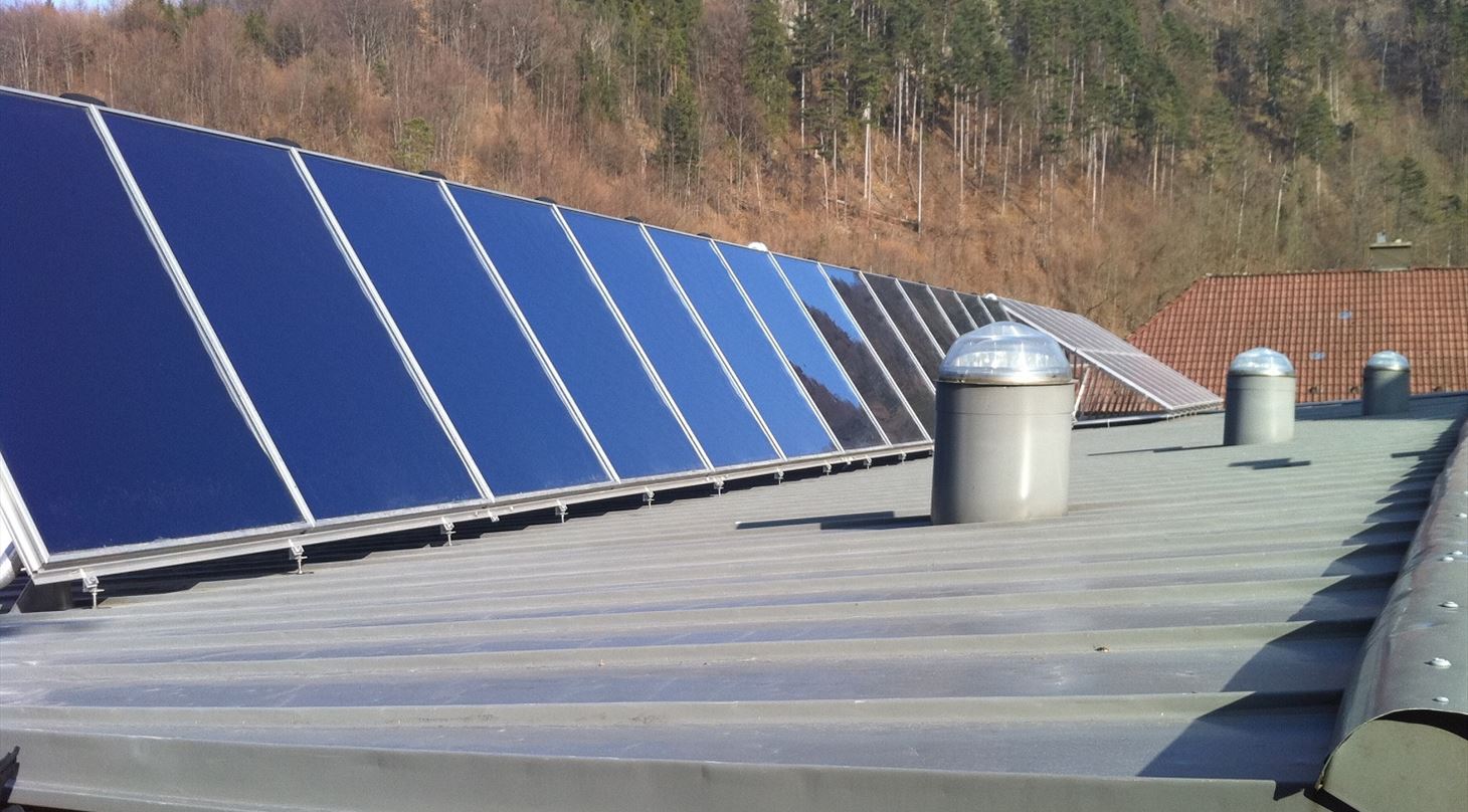 Billedet viser et solvarmeanl�g i �strig.